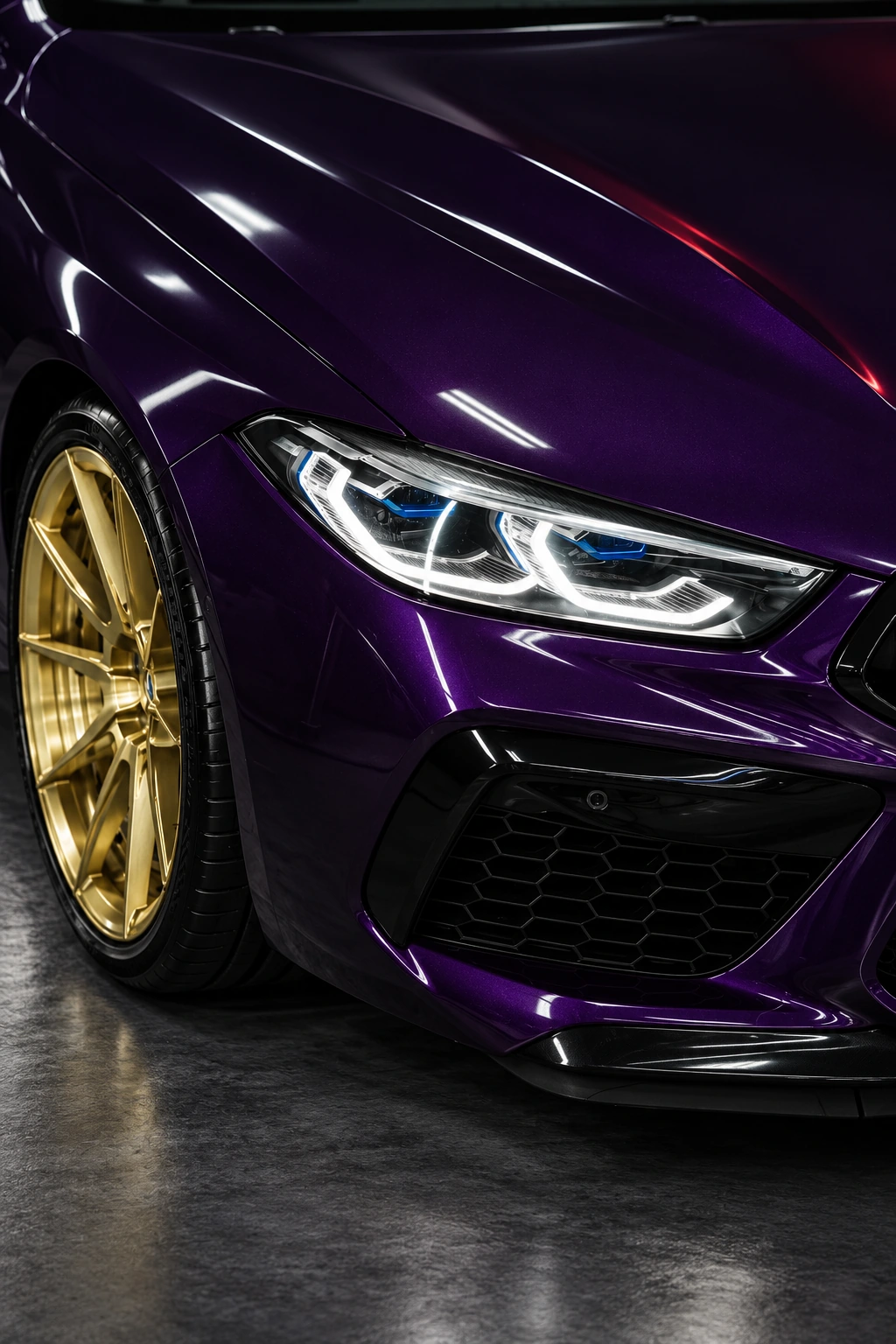 Деталь фары и лакокрасочного покрытия BMW